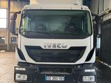un camion blanc garé dans un garage