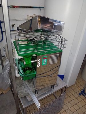 un panier vert posé sur une étagère