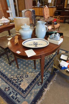 une table avec beaucoup d'objets dans une pièce