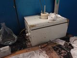 une photo d'une salle de bains sale avec beaucoup de désordre par terre