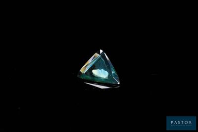 un gros plan d'un diamant de forme triangulaire sur fond noir