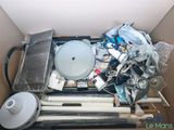 une boîte contenant de nombreux objets