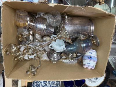 une boîte en carton remplie d'objets en argent posée sur une table