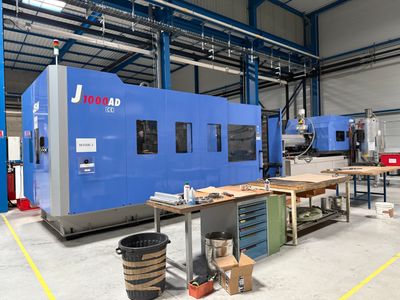 une grosse machine qui se trouve au milieu d'un bâtiment