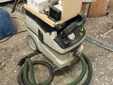 une machine posée sur une table