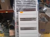 une pile de cartons et une échelle dans un entrepôt