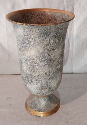 un vase posé sur une table à fond blanc