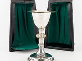 gobelet en argent dans un écrin doublé de velours vert