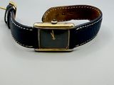 une montre posée sur un bracelet bleu