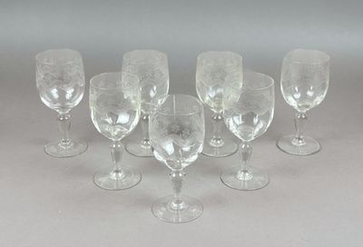 six verres à vin alignés sur une table