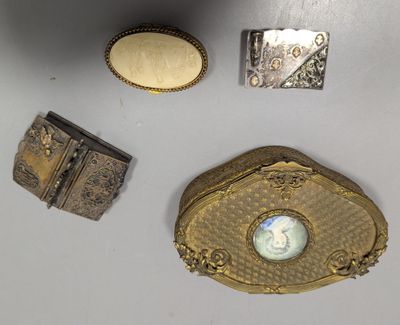 plusieurs bijoux en or et en argent posés sur un fond blanc