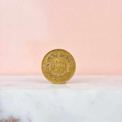 a gold coin sitting on top of a marble counter top