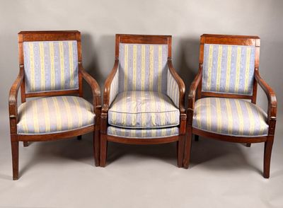 trois chaises en bois avec un revêtement rayé, revêtement rayé, revêtement rayé, revêtement rayé, revêtement rayé, revêtement rayé, revêtement rayé, revêtement rayé, revêtement rayé
