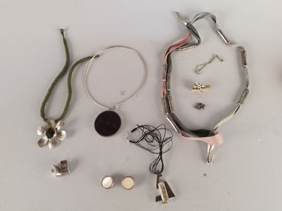 beaucoup de bijoux posés sur la table