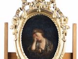 tableau représentant une femme, dans un cadre doré, posé sur un chevalet en bois