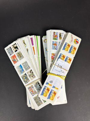 quatre piles de cartes à jouer posées sur une table, sur fond noir