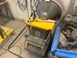 une pièce où de nombreux outils et équipements sont éparpillés par terre