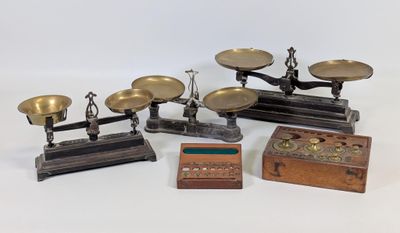 quatre types de balances exposés sur la table