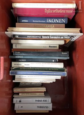 de nombreux livres empilés les uns sur les autres dans une boîte rouge