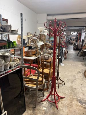 une pièce contenant un grand nombre d'objets différents