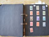 un livre ouvert avec des timbres sur une table