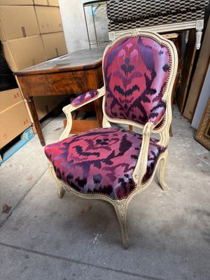 une image représentant une chaise placée au milieu d'une pièce