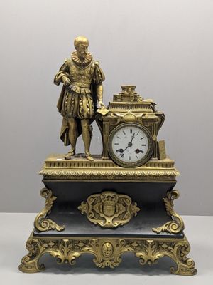 Pendule de style Renaissance en bronze doré à patine médaill…