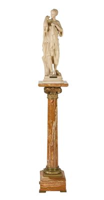 une image représentant une statue d'un homme et d'une femme sur un socle