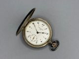 une montre de poche posée sur une table