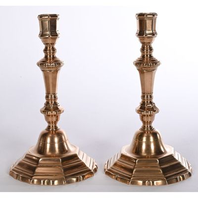 PAIRE DE BOUGEOIRS REGENCE en bronze doré à base octogonale. - Photo 1