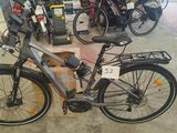 un vélo garé dans une pièce avec d'autres vélos