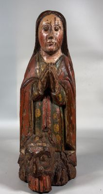une vieille statue en bois représentant une femme tenant un chien dans ses bras