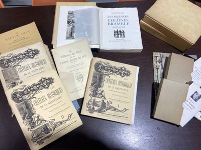 beaucoup de livres posés sur une table