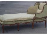 une chaise longue posée sur le trottoir