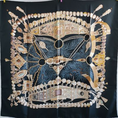 un foulard en soie noire orné de dorures et de perles