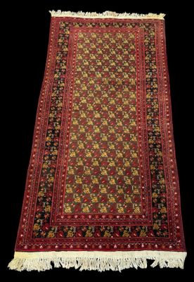 un tapis rouge et noir à franges sur fond noir