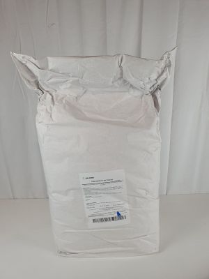 un grand sac de papier blanc posé sur une table