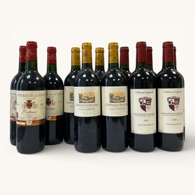 six bouteilles de vin sont alignées sur une surface blanche