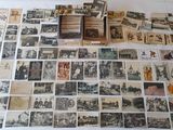 un grand nombre de cartes postales anciennes qui se trouvent sur la table