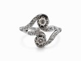 gros plan d'une bague en diamant sur fond blanc
