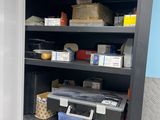 une étagère remplie de cartons et d'autres objets dans une pièce