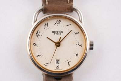 gros plan d'une montre-bracelet sur une surface blanche