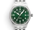 un gros plan d'une montre-bracelet au cadran vert