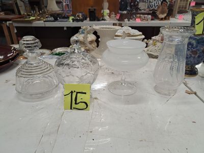 une table sur laquelle sont posés de nombreux bocaux en verre et autres bocaux