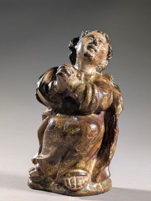figurine représentant une femme assise tenant un panier de fleurs