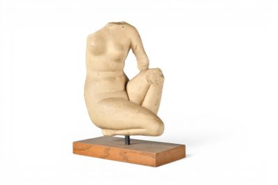 statue d'une femme assise sur un socle en bois, sur fond blanc