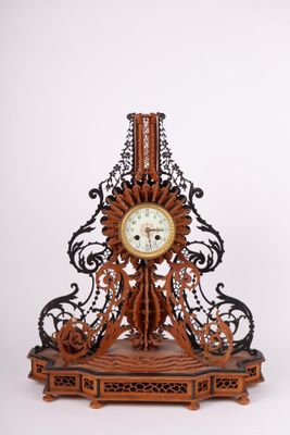 Pendule en bois découpé et os. Début du XXe siècle.