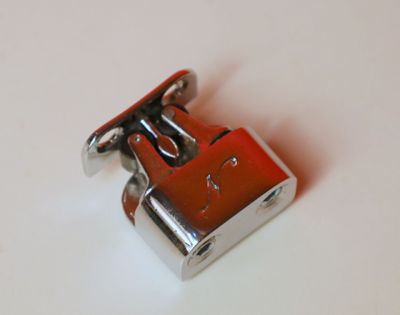 un gros plan d'un cadenas rouge sur une surface blanche
