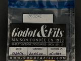 un gros plan sur deux pièces d'or dans un sachet en plastique