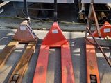 Plusieurs skis sont alignés en rang sur un parking